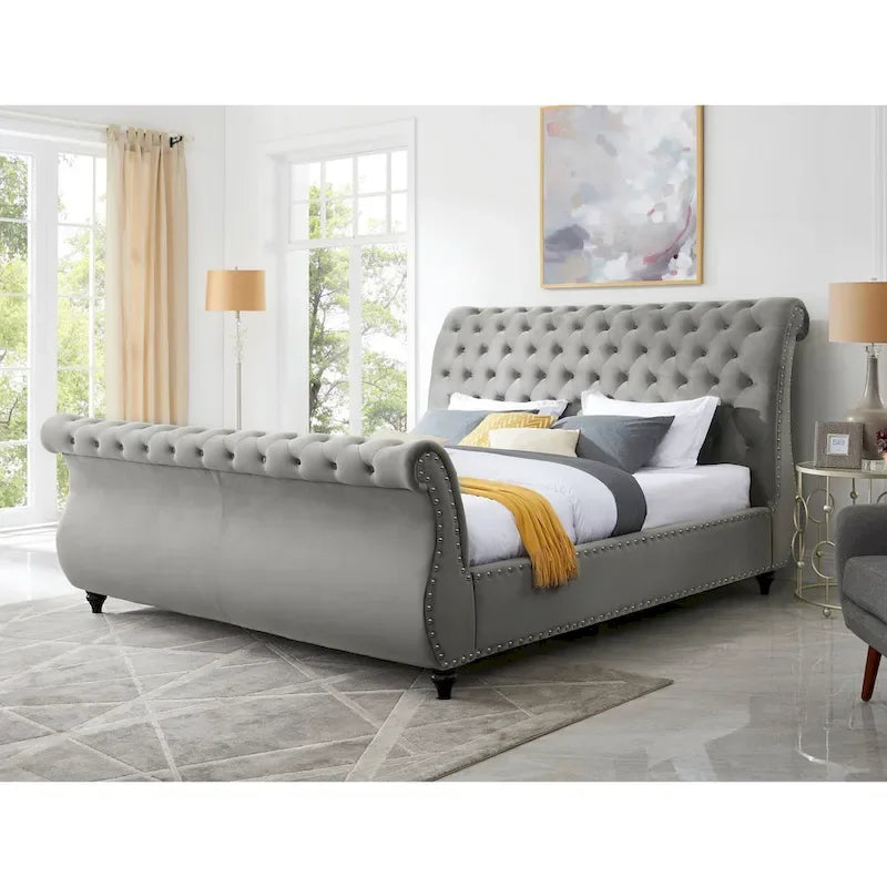 Lit traîneau en velours gris capitonné – Clous décoratifs, Grand lit et Très grand lit