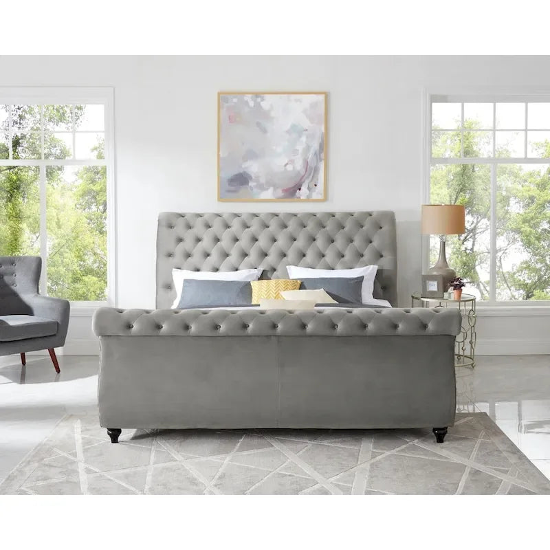 Lit traîneau en velours gris capitonné – Clous décoratifs, Grand lit et Très grand lit