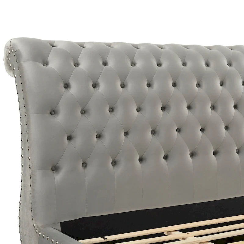 Lit traîneau en velours gris capitonné – Clous décoratifs, Grand lit et Très grand lit