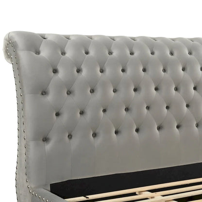 Lit traîneau en velours gris capitonné – Clous décoratifs, Grand lit et Très grand lit