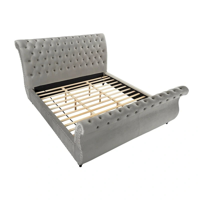 Lit traîneau en velours gris capitonné – Clous décoratifs, Grand lit et Très grand lit