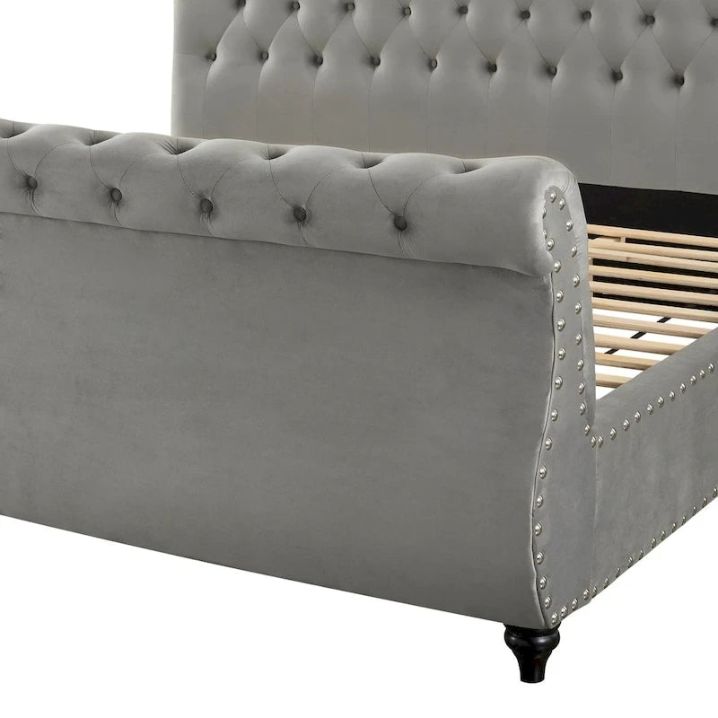 Lit traîneau en velours gris capitonné – Clous décoratifs, Grand lit et Très grand lit