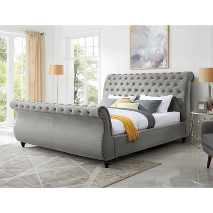 Lit traîneau en velours gris capitonné – Clous décoratifs, Grand lit et Très grand lit