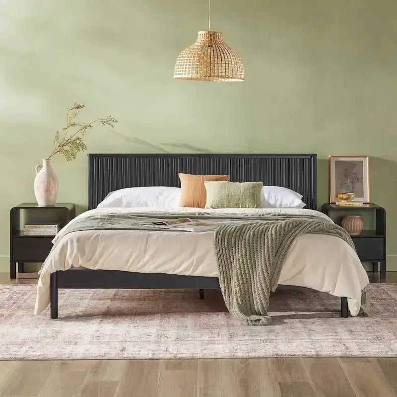 Lit plateforme King en pin massif de style transitoire avec tête de lit cannelée – Aucun sommier requis
