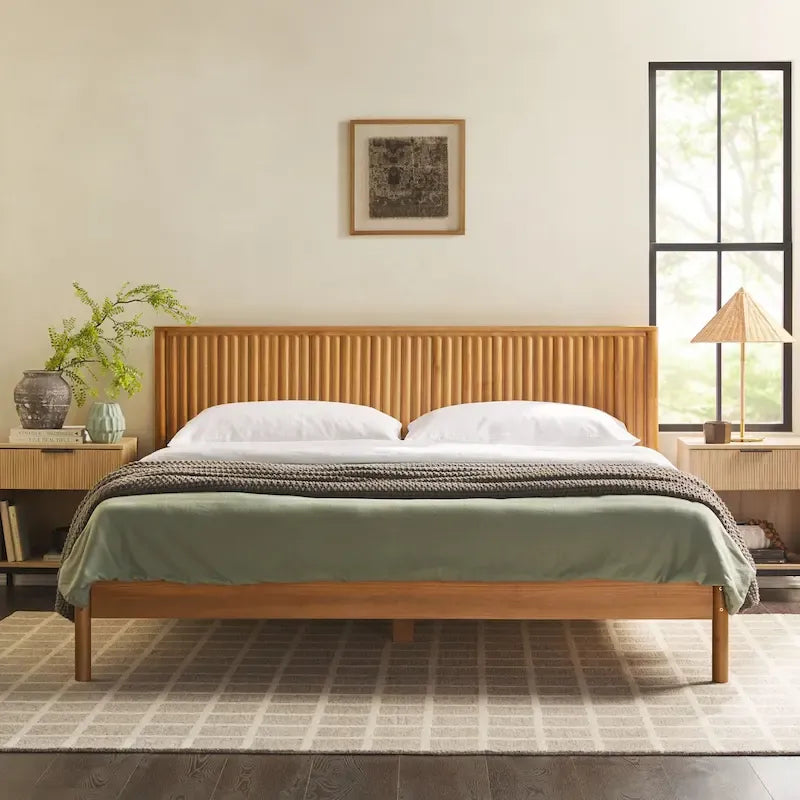 Lit plateforme King en pin massif de style transitoire avec tête de lit cannelée – Aucun sommier requis