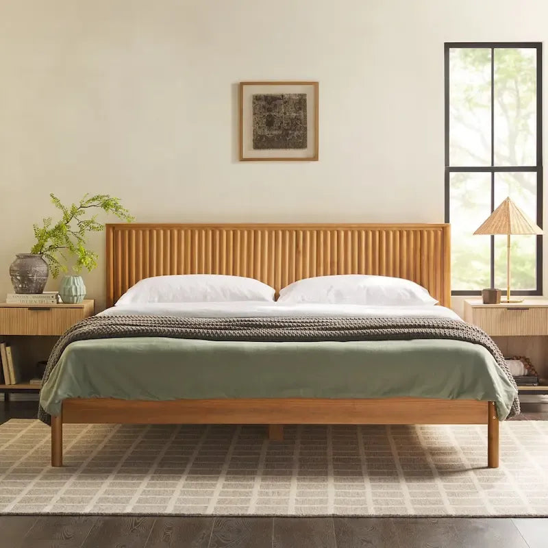 Lit plateforme King en pin massif de style transitoire avec tête de lit cannelée – Aucun sommier requis