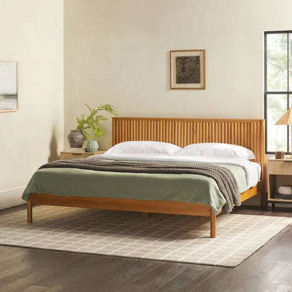 Lit plateforme King en pin massif de style transitoire avec tête de lit cannelée – Aucun sommier requis