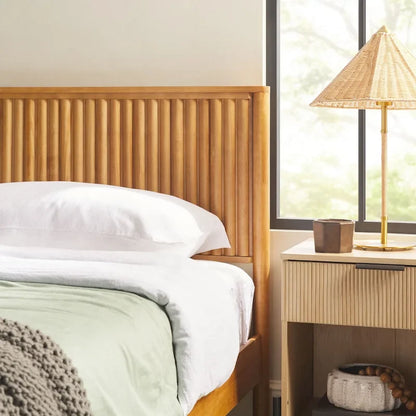 Lit plateforme King en pin massif de style transitoire avec tête de lit cannelée – Aucun sommier requis