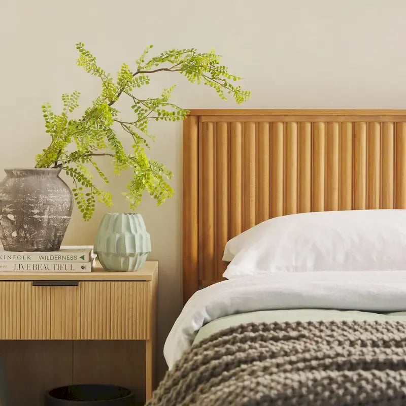 Lit plateforme King en pin massif de style transitoire avec tête de lit cannelée – Aucun sommier requis