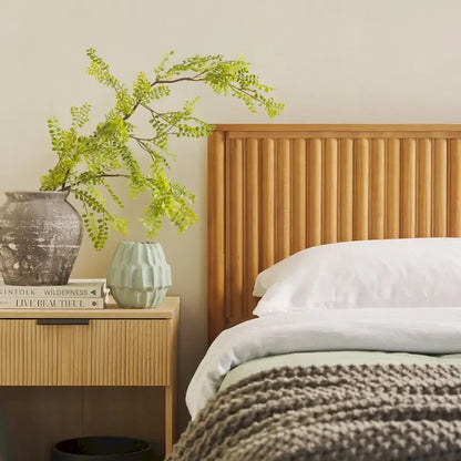 Lit plateforme King en pin massif de style transitoire avec tête de lit cannelée – Aucun sommier requis