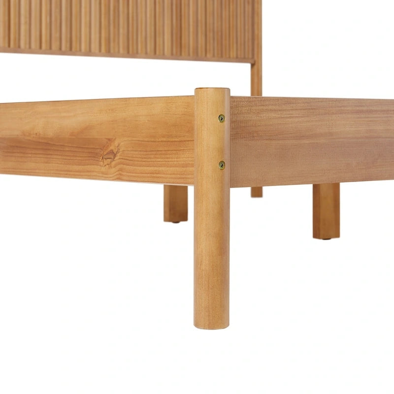 Lit plateforme King en pin massif de style transitoire avec tête de lit cannelée – Aucun sommier requis
