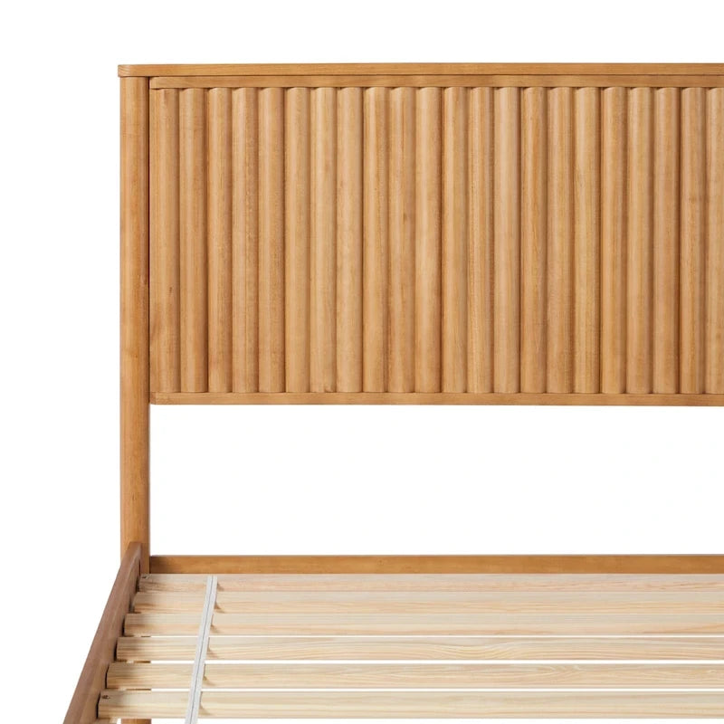 Lit plateforme King en pin massif de style transitoire avec tête de lit cannelée – Aucun sommier requis