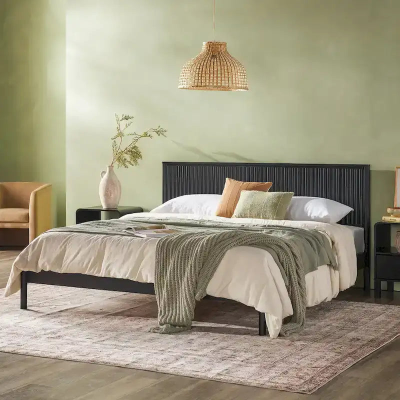 Lit plateforme King en pin massif de style transitoire avec tête de lit cannelée – Aucun sommier requis