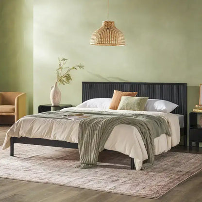 Lit plateforme King en pin massif de style transitoire avec tête de lit cannelée – Aucun sommier requis
