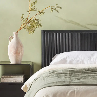 Lit plateforme King en pin massif de style transitoire avec tête de lit cannelée – Aucun sommier requis