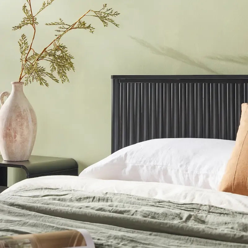 Lit plateforme King en pin massif de style transitoire avec tête de lit cannelée – Aucun sommier requis