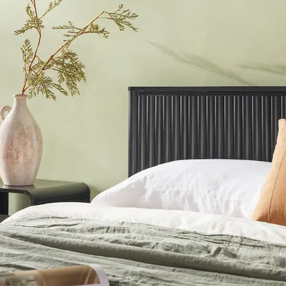 Lit plateforme King en pin massif de style transitoire avec tête de lit cannelée – Aucun sommier requis